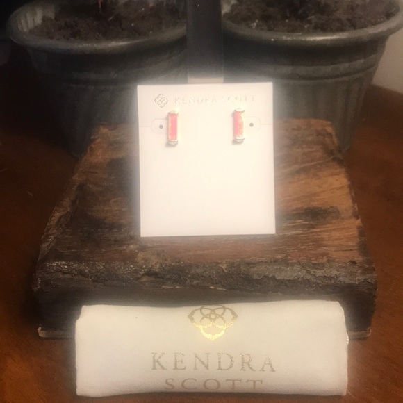 NWT Kendra Scott Fletcher’s Hot Pink Kyocera Opal - Picture 4 of 6